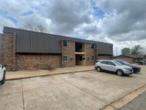 Building Photo - 716 N Elm St