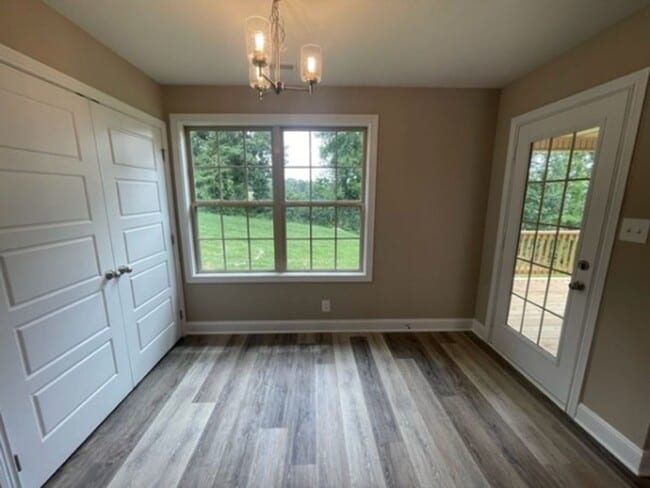 Building Photo - 3 Bedroom 2 Bathroom Home!