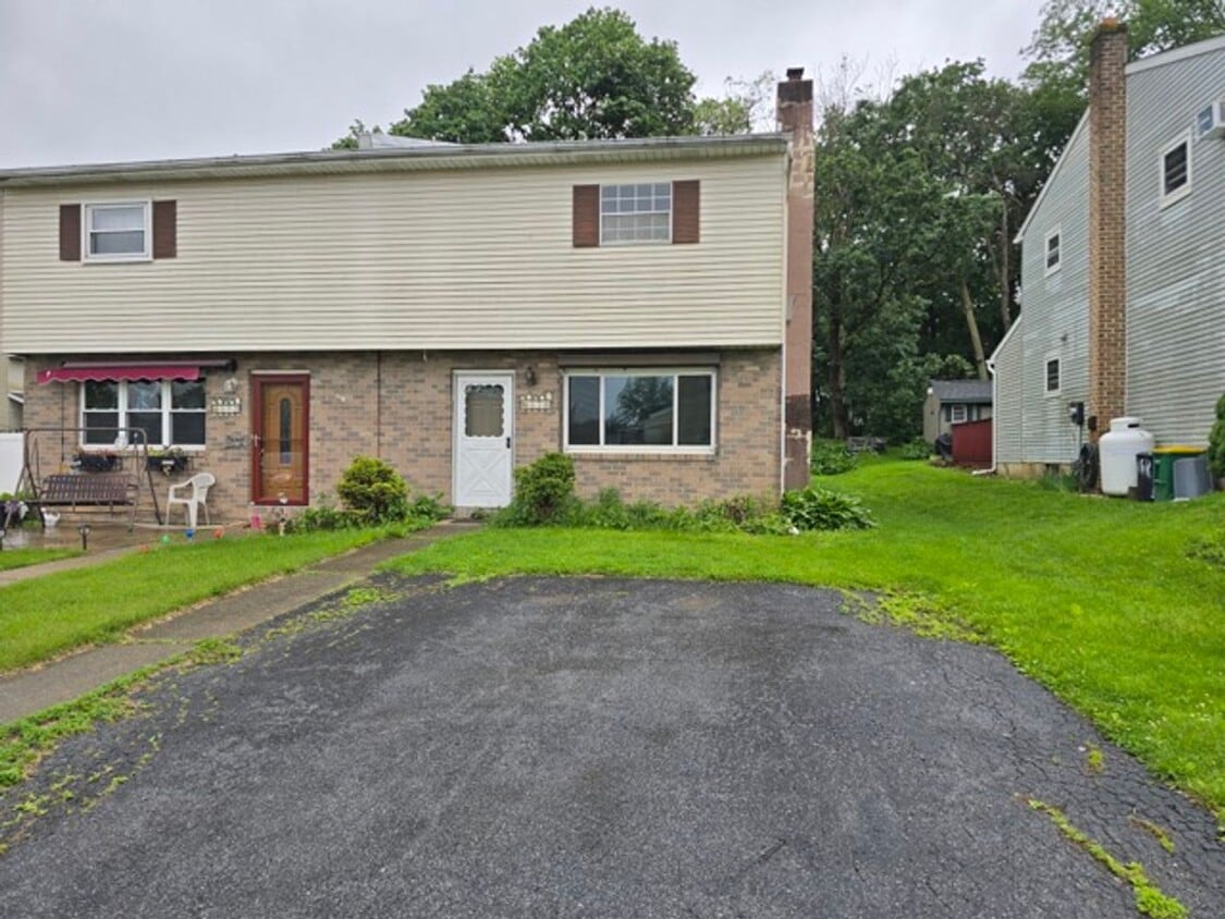 Primary Photo - 170 Roberts St