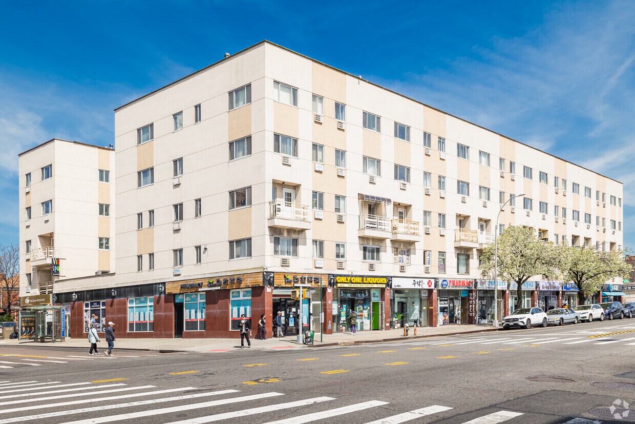 Foto principal - 15011 Northern Blvd