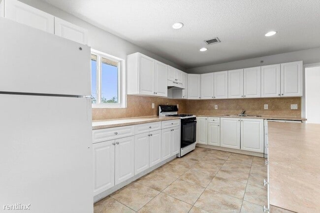 Building Photo - 3 br, 2.5 bath House - 211 N Federal Hwy #...