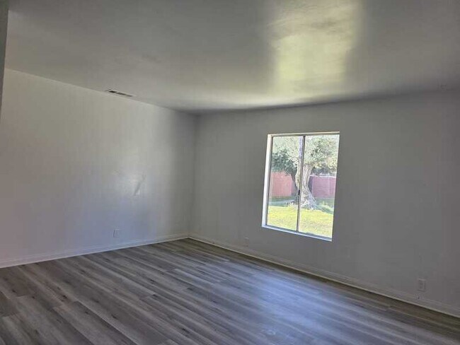 Foto del edificio - 1227 E Pasadena St