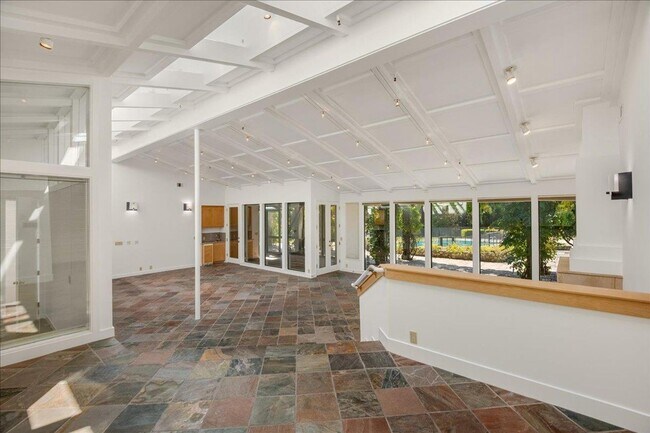 Building Photo - 121 Croydon Way