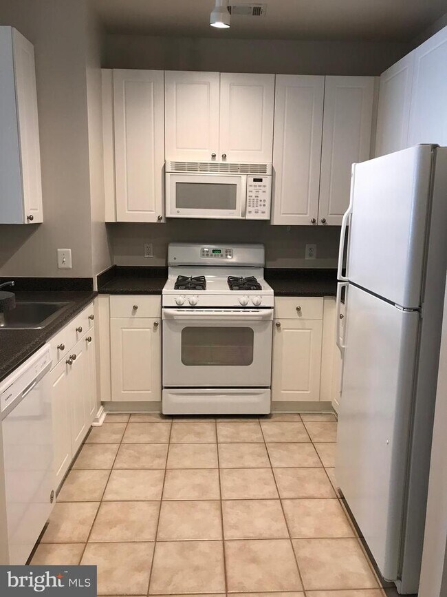 Building Photo - 2765 Centerboro Dr