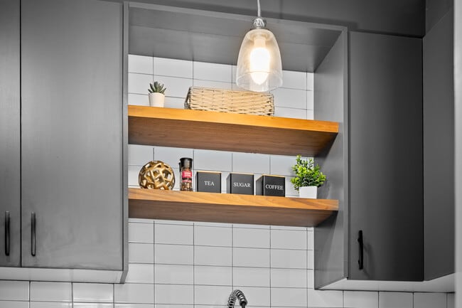 Building Photo - 2 Bedroom, 1 Bathroom newly renovated unit available Now!