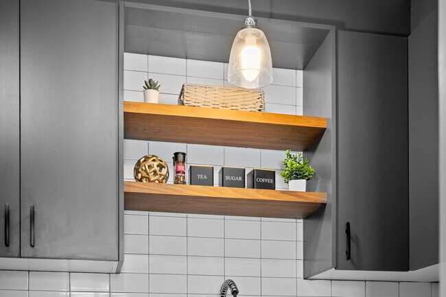 Photo du bâtiment - 2 Bedroom, 1 Bathroom newly renovated unit available Now!