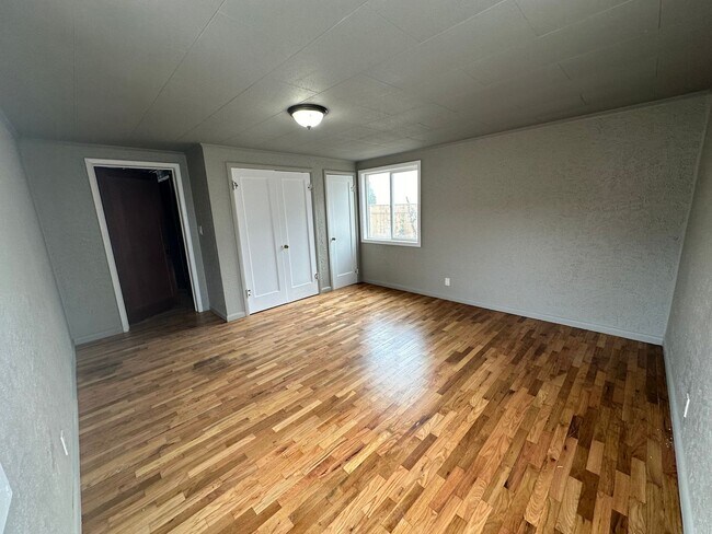 Building Photo - Large 2 bedroom home on dead end street