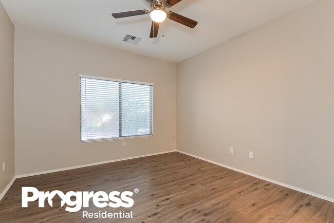 Building Photo - 405 East Placita Nodo