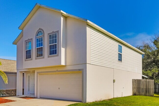 Building Photo - 5633 English Oak Dr S