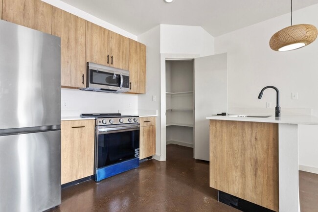 Building Photo - 225 E New Hampshire St