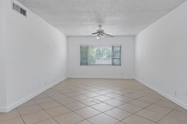Foto del edificio - 5700 NE 22nd Way