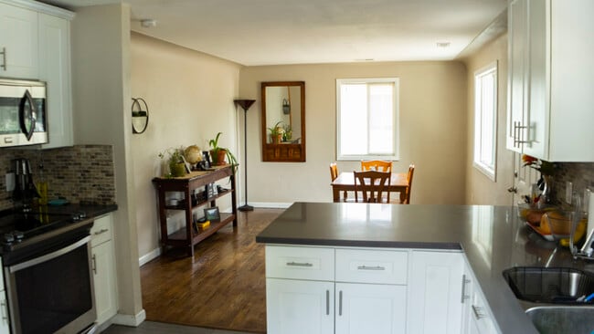 Building Photo - 217 S Yates St