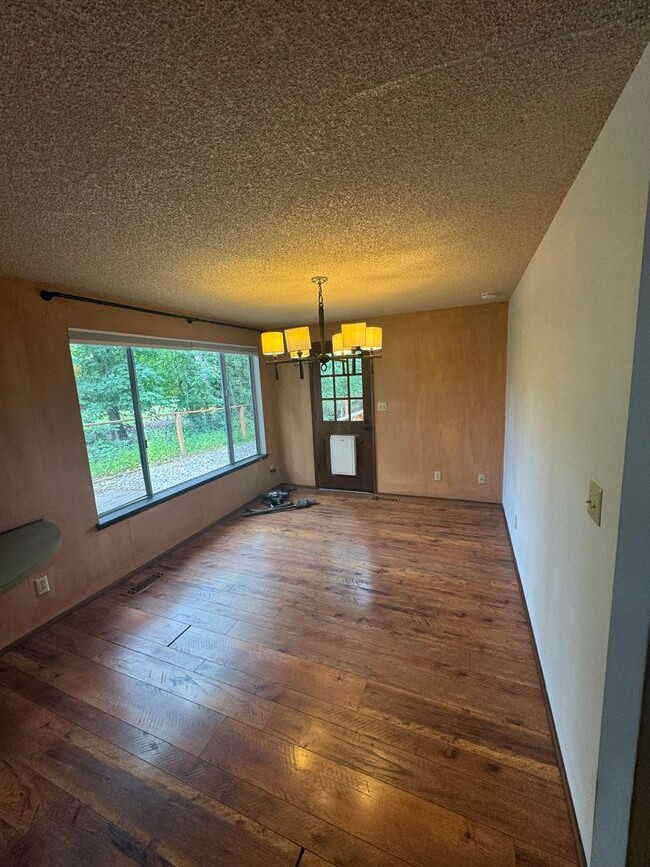 Building Photo - 2 bed, 1 bath with yard, garage, and RV pa...