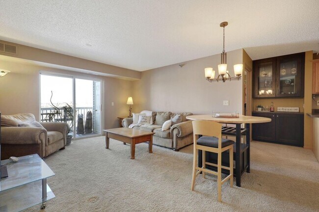 Foto del edificio - 1321 Lake Dr W