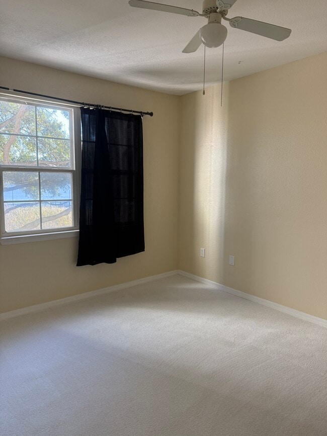 Foto del edificio - 3384 Corona Village Way