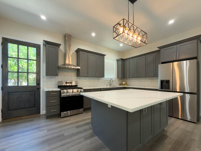 Foto del edificio - Newly Remodeled 2BR ADU in Mission Hills!