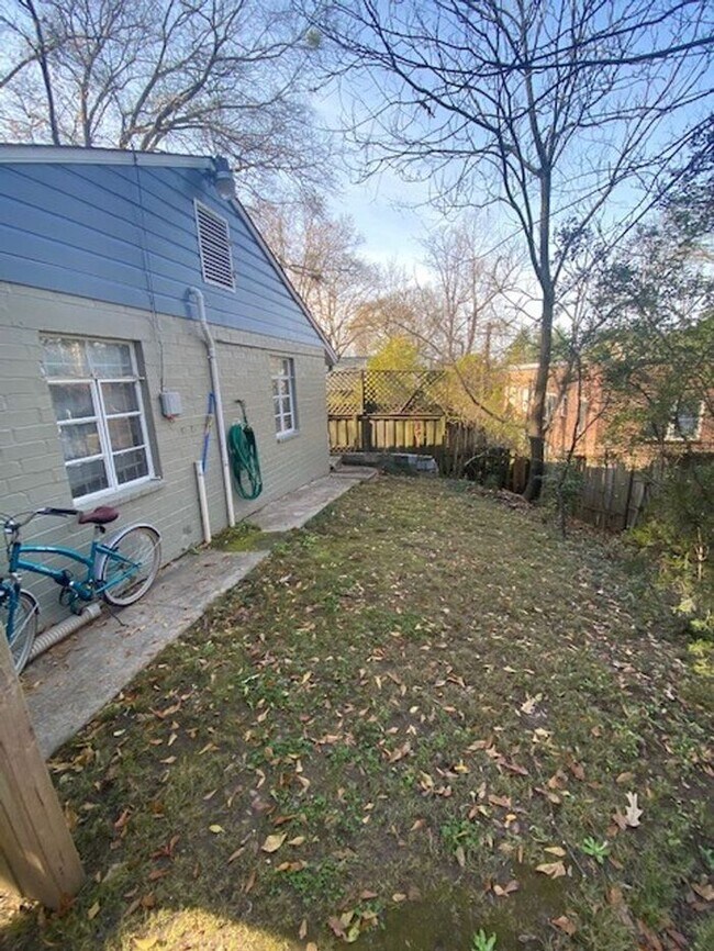 Building Photo - Classic 1 Bedroom in Virginia Highlands!