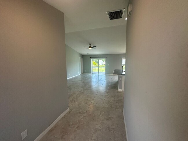 Building Photo - 3 Bedroom + Den - 2 Bathroom- NW Cape Coral