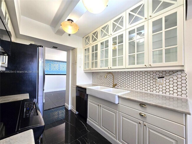 Foto del edificio - 7400 Radice Ct