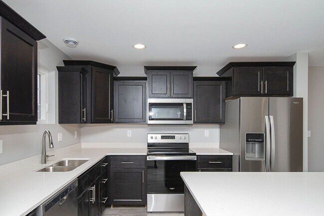 Building Photo - Charming Townhome in South Bismarck – Move-In Ready!