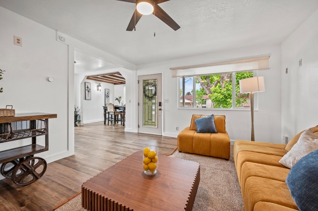 Foto del edificio - 430 W 550 N