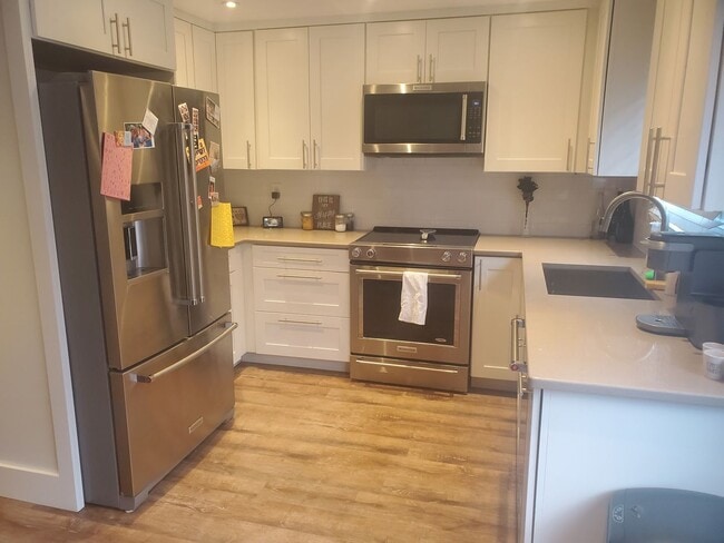 Foto del edificio - Stunning 2 Bd 2 Bath Townhouse in Wakefield w 2 parking spaces