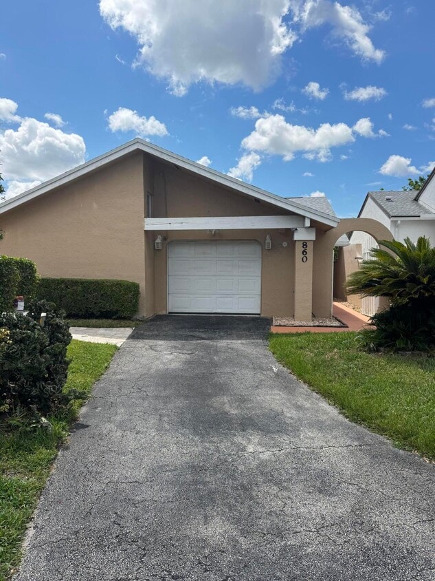 Primary Photo - 860 NW 21st Way
