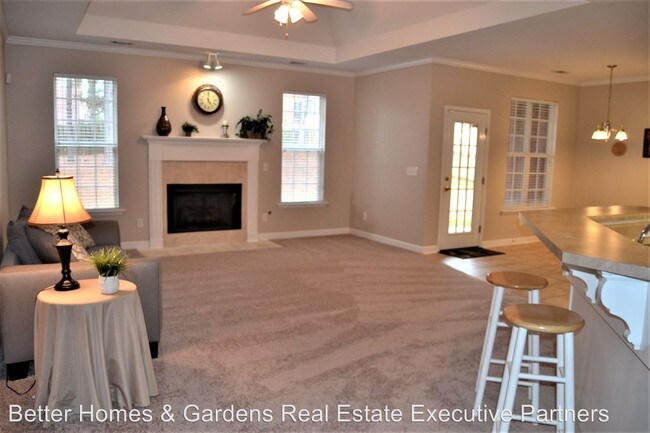 Foto del edificio - 5 br, 3.5 bath House - 1662 Jamestown Ave.