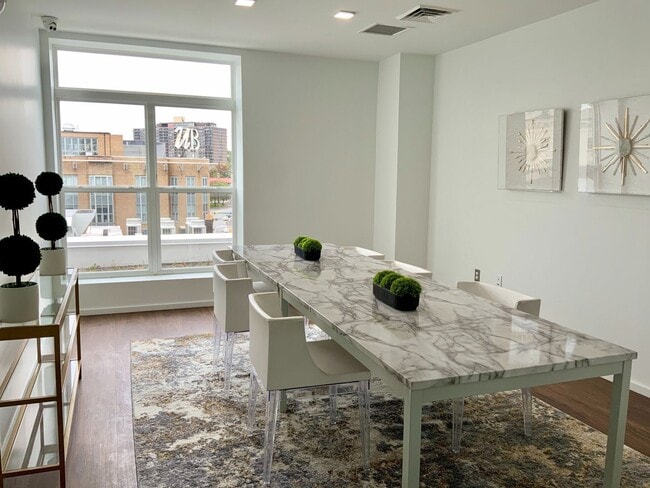 Interior Photo - 9 E. Mount Royal