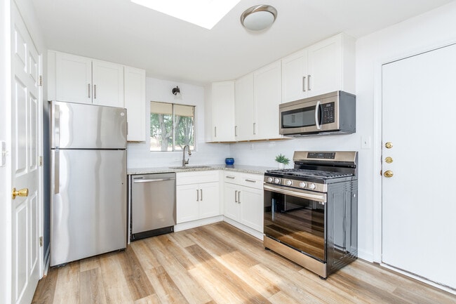 Building Photo - 346 Carpenter Dr NE