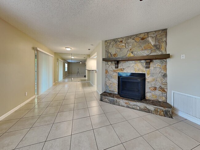 Building Photo - 819 Sunridge Point Dr