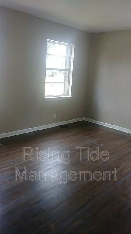 Building Photo - 645 Tree Haven Dr