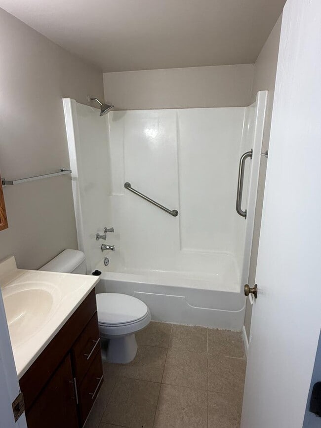 Building Photo - 591 Coyne St