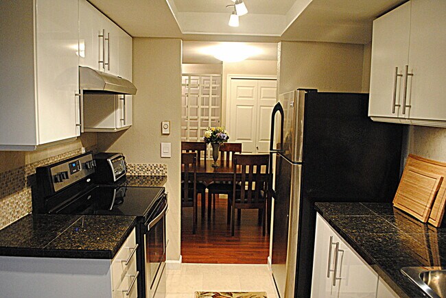 Building Photo - 4635 W Lake Sammamish Pky SE
