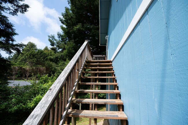 Building Photo - Remodeled 2-Bedroom Apartment for Rent