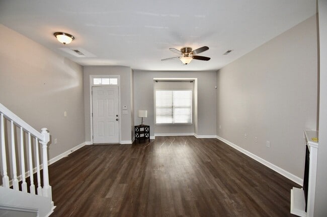 Building Photo - Beautiful 2 bedroom 2.5 bath townhome avai...