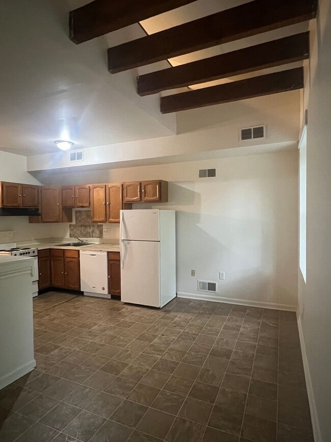 Building Photo - 403-405 Walnut St