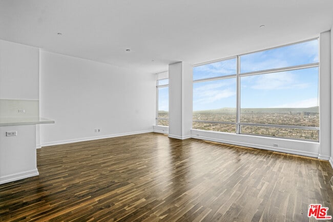 Building Photo - 900 W Olympic Blvd