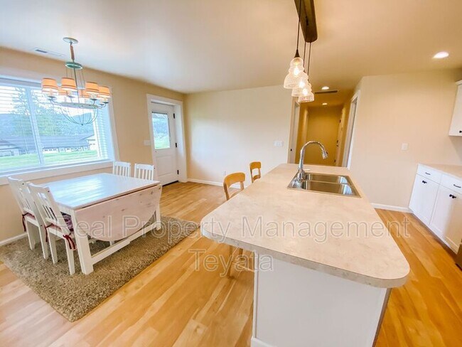 Building Photo - 16063 Ascension Way