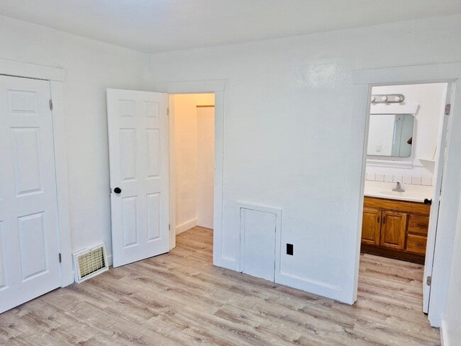 Building Photo - 254 N 10th Ave