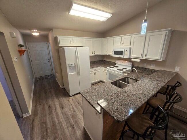 Building Photo - 9783 Cobblebrook Dr