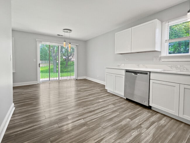 Building Photo - 24W500 Seabrook Ct