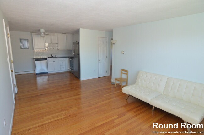 Building Photo - 4 Colonial Village Dr