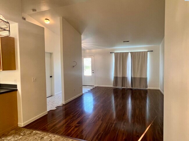 Building Photo - West Pasco rambler for rent