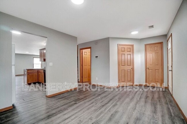 Building Photo - 1115 N Byrne Rd