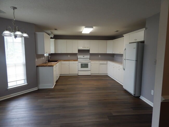 Building Photo - 3 bedroom 2 1/2 Bath brick single family home in Covil Estates just around the corner from Mayfaire.