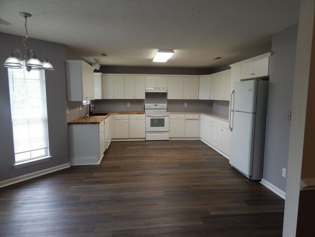 Foto del edificio - 3 bedroom 2 1/2 Bath brick single family home in Covil Estates just around the corner from Mayfaire.