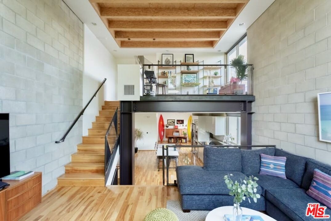Primary Photo - 530 N Larchmont Blvd