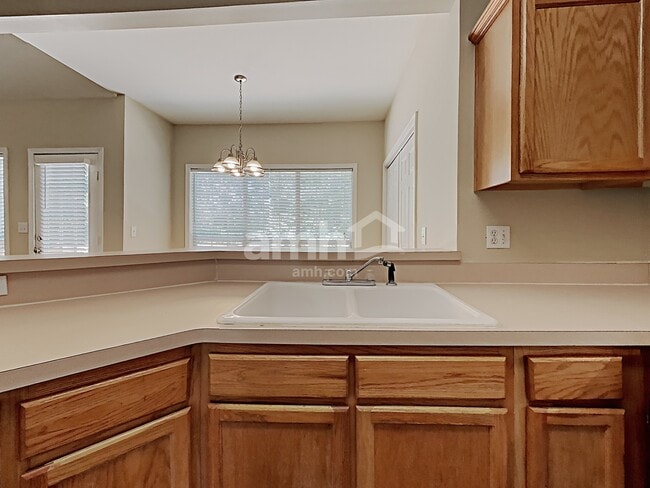 Building Photo - 2687 McGuire Dr NW