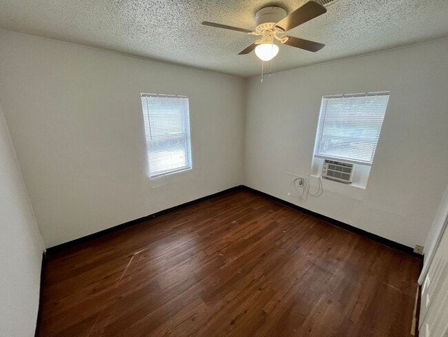 Building Photo - 3 Bedrooms | 1 Bathroom | House